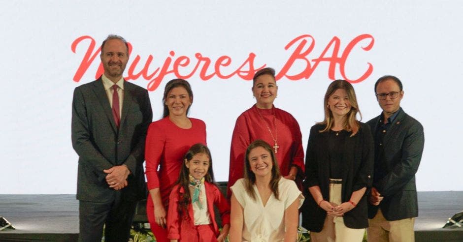 BAC realizó el evento Extraordinarias: Impactando positivamente la historia. En la foto, Laura Moreno, vicepresidenta de Relaciones Corporativas de BAC, y los speakers participantes.