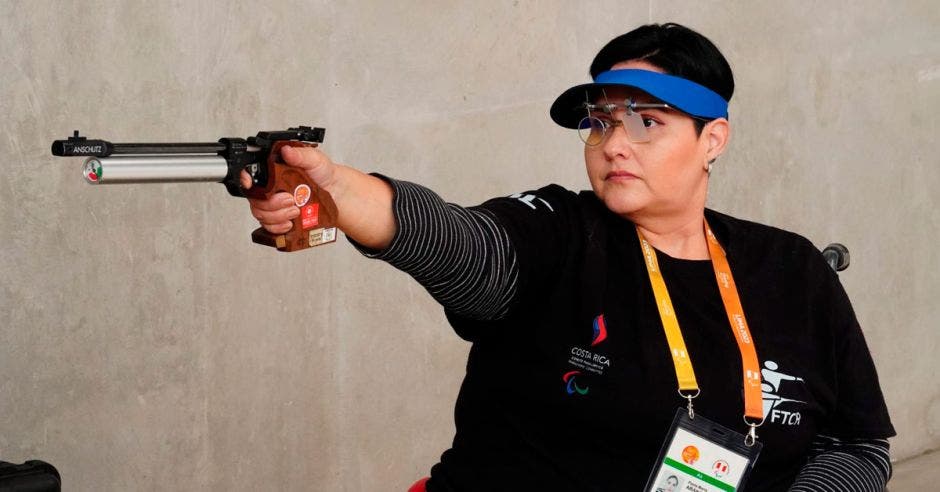 La atleta tica es la primera mujer tica en la historia que clasifica a Juegos Paralímpicos en tiro deportivo.Canva/La República