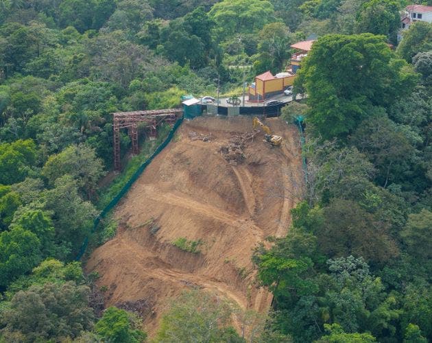 Existen órdenes administrativas emitidas por el SINAC, donde se le solicita al desarrollar parar las obras uy no usar maquinaria, pero las obras continúan, según abogado ambientalista. Cortesía/La República.