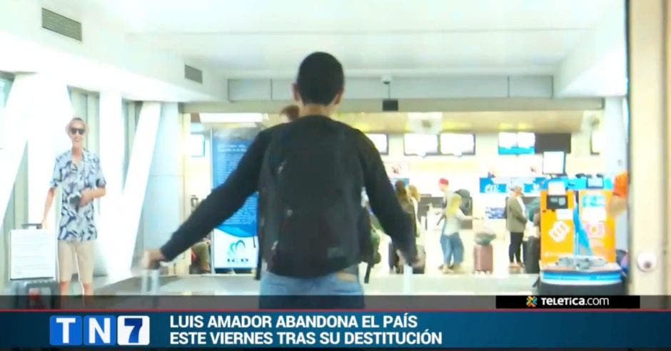 Luis Amador, exministro del MOPT, partió hoy del país. Llegó a las 6:00 a.m. al aeropuerto. Cortesía Teletica/La República.