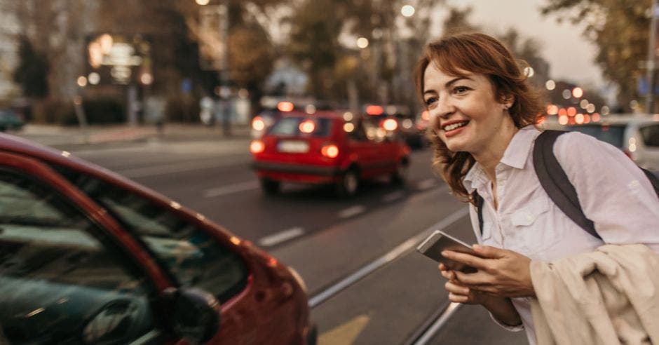 En cierta forma, sería como taxificar el servicio de plataformas, ya que irremediablemente el servicio subiría de precio. Canva/La República