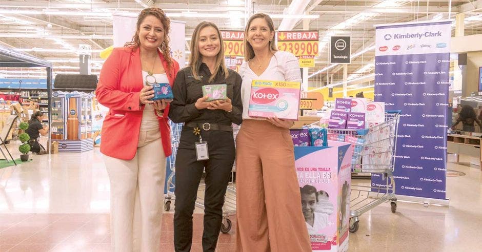 Marysela Zamora, directora ejecutiva de Nosotras Women Connecting, Mónica Elizondo, subgerente de Asuntos Corporativos de Walmart Costa Rica y Rocío Páez, gerente de mercadeo de Kotex® para Latinoamérica Norte