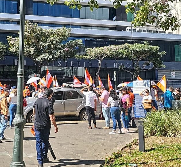 docentes todo el país atendieron llamado grupos sindicales protestar calles esta mañana atraso pago retroactivo costo vida arrastrado desde 2020