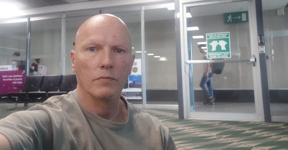 Karl Penhaul, periodista británico, fue retenido por 3 días en el aeropuerto Juan Santamaría. El comunicador durmió en el suelo sin almohada, ni cobija Cortesía/La República.