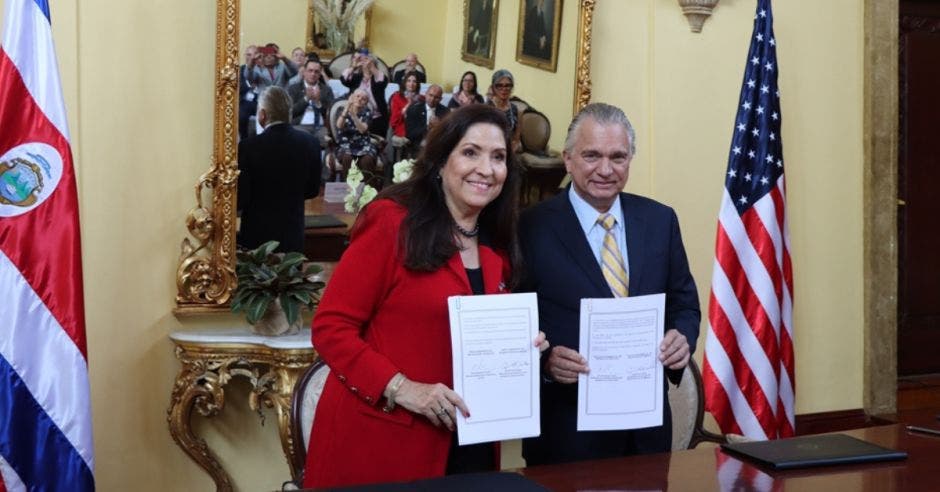 Arnoldo André, canciller y Cynthia Telles, embajadora de los Estados Unidos en Costa Rica, firmaron el acuerdo de entendimiento. Cortesía/La República.