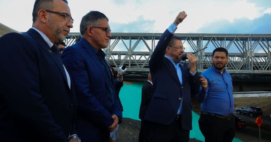 El presidente Rodrigo Chaves dio el banderazo de salida de la nueva radial. Cortesía/La República