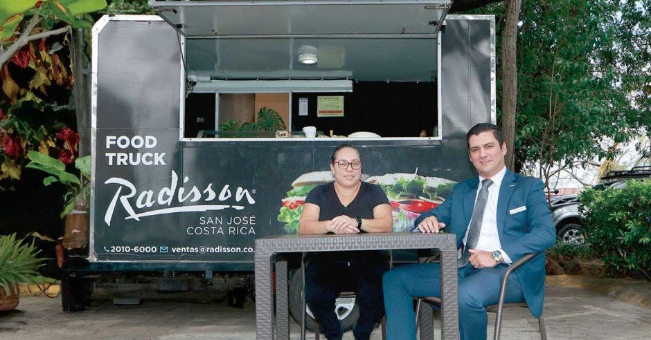 Yamileth Gutiérrez junto a Juan Pablo Rojas, gerente de Alimentos y Bebidas del hotel.