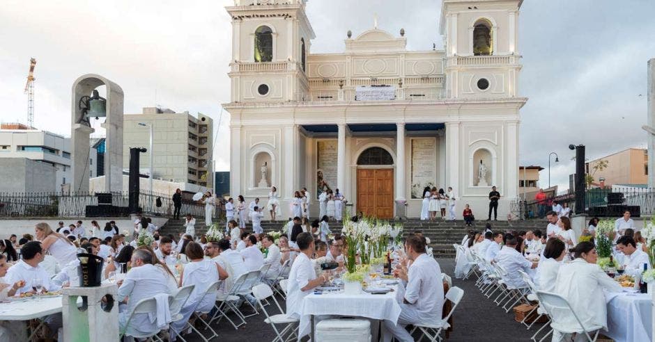 Diner en Blanc