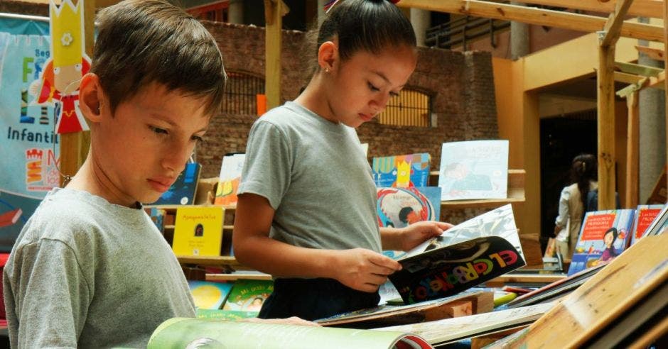 niños leyendo