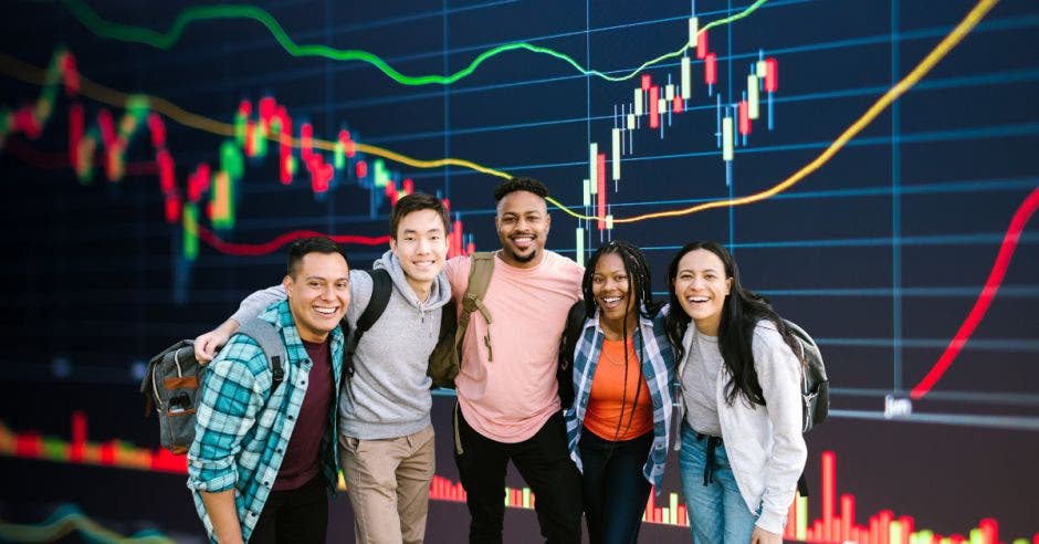 La idea es que los jóvenes de secundaria aprendan sobre el mercado de valores. Canva/La República.
