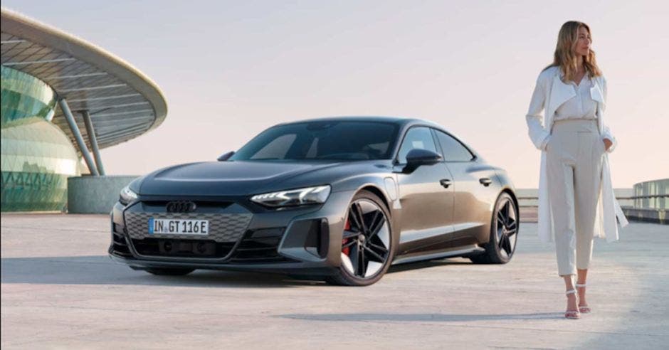 En el interior, la cabina virtual de Audi en alta resolución y el sistema Audi Smartphone Interface crean un entorno tecnológicamente sofisticado