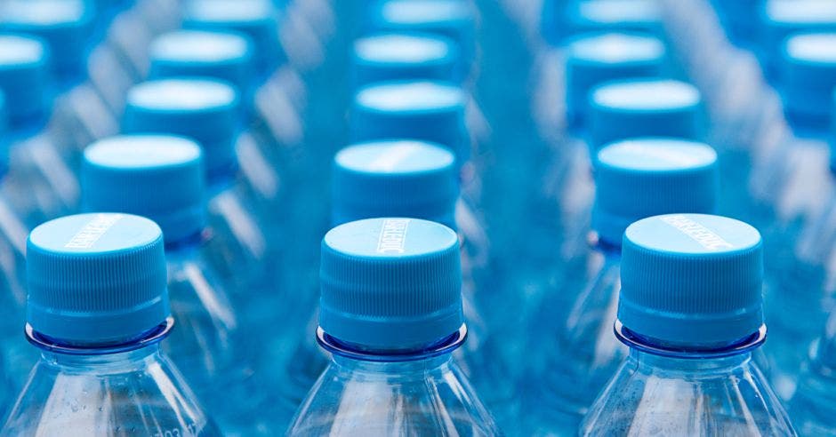 La contaminación con botellas plásticas amenaza el entorno natural. Cortesía/La República.