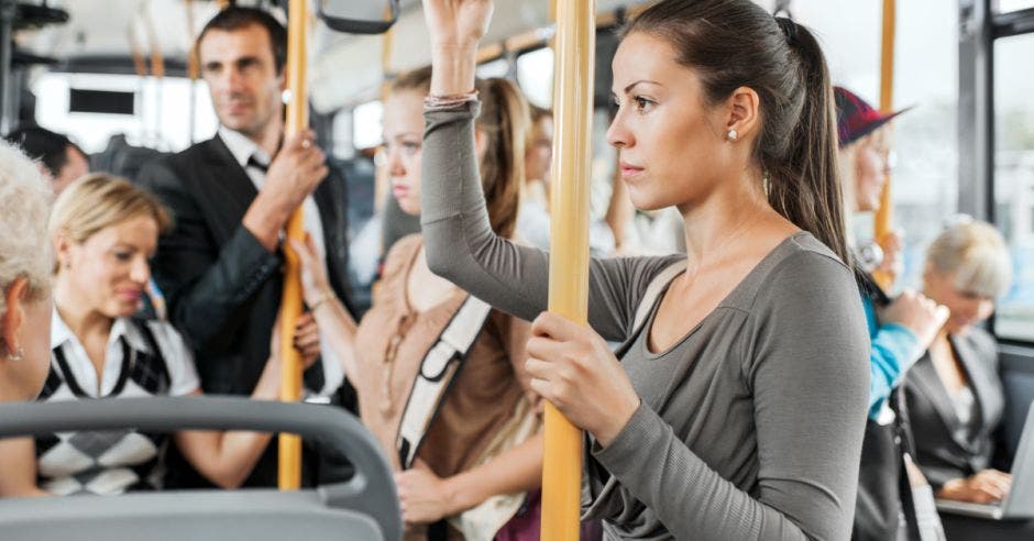 En el sector transporte, la corrupción no solo puede comprometer la calidad del servicio y la seguridad de los usuarios, sino que también mina la confianza de la ciudadanía en las instituciones públicas. Canva/La República.