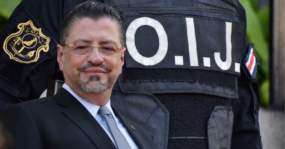 Rodrigo Chaves, presidente vetará la ley que permite la pensión a los 55 años del OIJ. Cortesía/La República