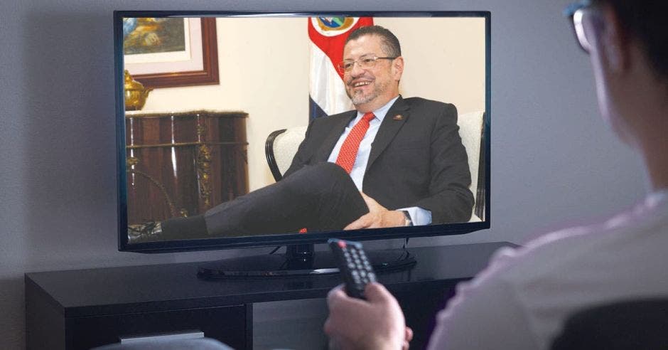 Rodrigo Chaves amenazó con un apagón de frecuencias para septiembre. Cortesía/La República.