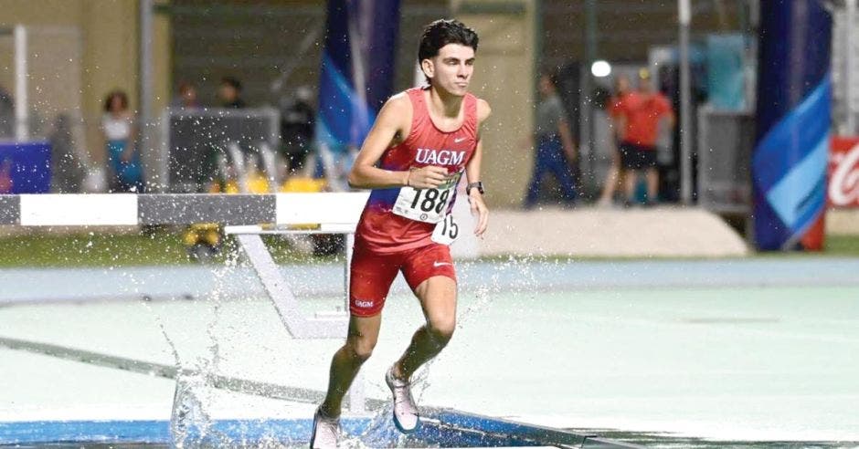El joven atleta costarricense registró un tiempo de 9:19.81.Fecoa/La República
