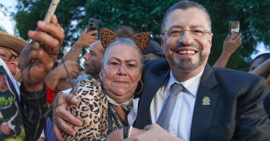 Rodrigo Chaves ha hecho del Jaguar el símbolo de su gobierno. El pasado lunes en las afueras de la Asamblea Legislativa, una simpatizante llegó vestida de ese felino para apoyarlo. Cortesía Casa Presidencial/La República.