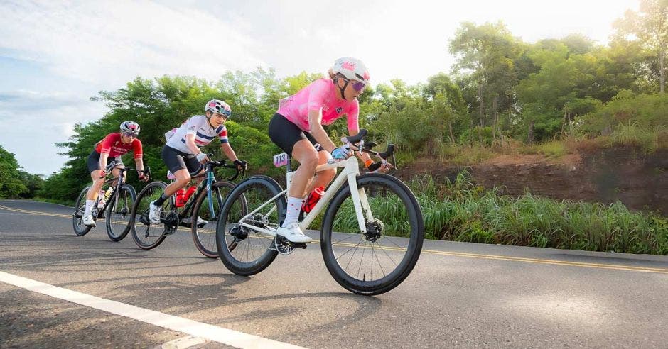 El ciclismo femenino se toma las carreteras de Guanacaste en la Vuelta Máster kölbi-Kivelix 2025. Cortesía/La República