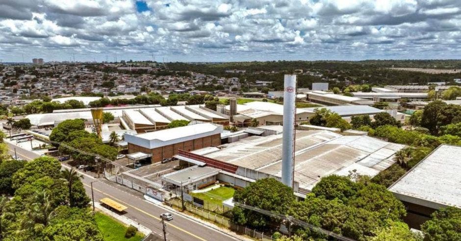 Vista área tomada con un dron el 12 de marzo de 2024 de la fábrica de baterías de BYD, en Manaos, capital del estado de Amazonas, Brasil. (Xinhua/Wang Tiancong)