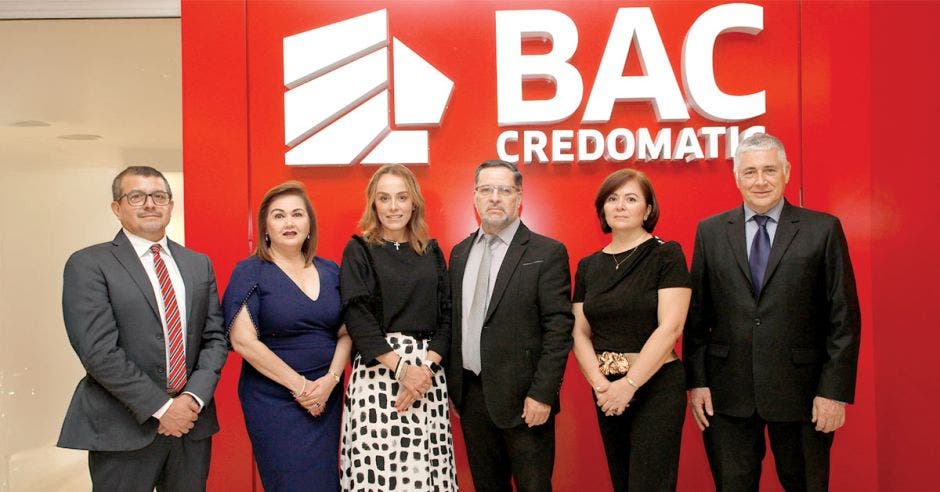 De lado izquierdo: Laura Moreno, Vicepresidenta de Relaciones Corporativas (segunda), Lorena Arce, Vicepresidenta de Banca Empresas y Patrimonial (tercera) y Pablo Villalobos, Gerente del BCCR (primero), los acompañan funcionarios del BCCR. Esteban Monge/La República