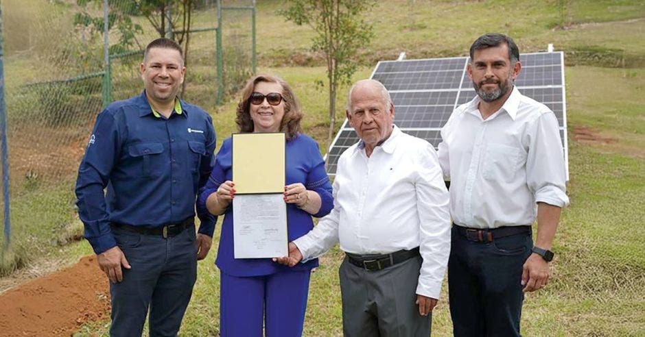 Mario Patricio Solís, gerente general de Coopesantos, (primero de izquierda a derecha) y Jorge Esteban Padilla, gerente general de Matelpa (último en ese orden), destacan la importancia de impulsar energía limpia y renovable. En la fotografía también aparecen Jorge Padilla Bonilla y su esposa Cecilia Chacón; fundadores de Matelpa Cortesía/La República.