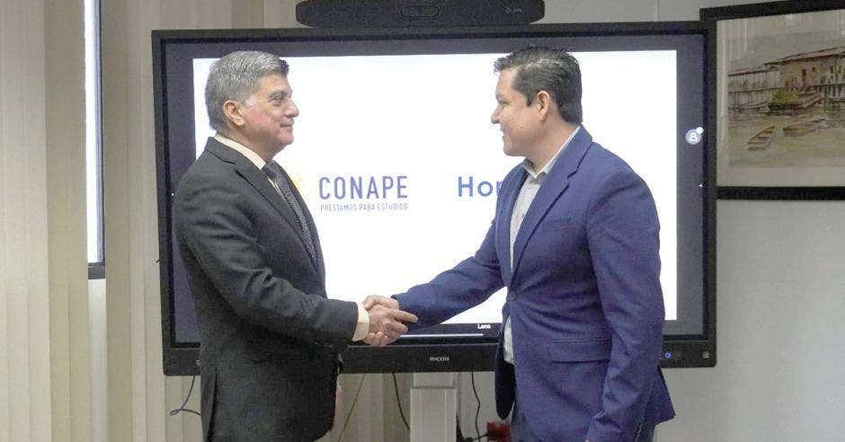 Pie Efraín Miranda Carballo, Secretario Ejecutivo de CONAPE y Gabriel Cordero, Director Ejecutivo de Horizonte Positivo.
