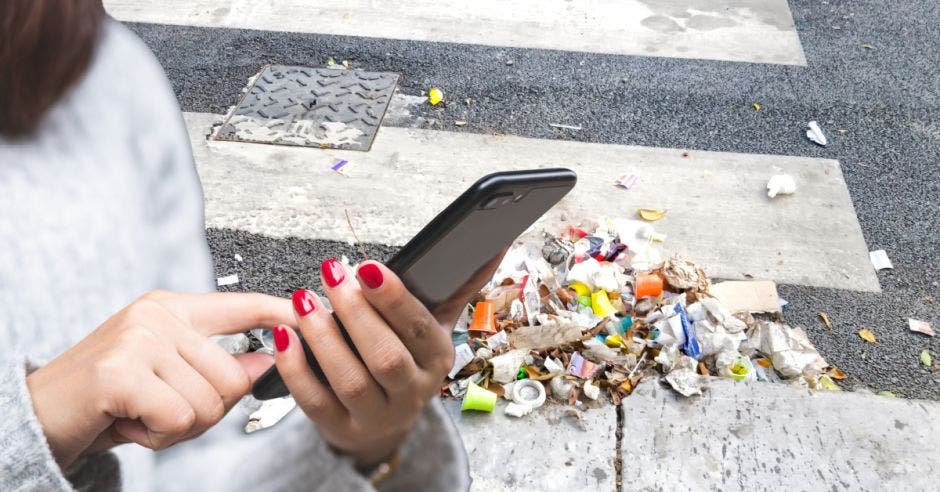 Herramienta digital le ayuda a denunciar puntos críticos de basura en la capital.Canva/La República